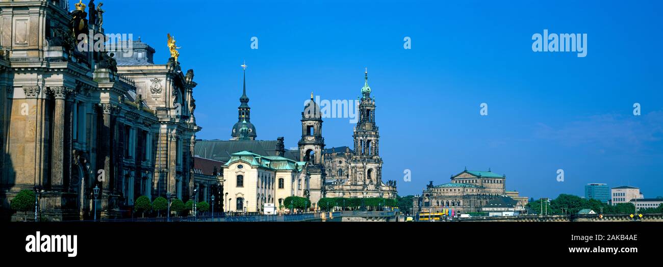 Hofkirche Cattedrale e la Semper Opera House come visto dalla Terrazza Bruhls, Dresda, Sassonia, Germania Foto Stock