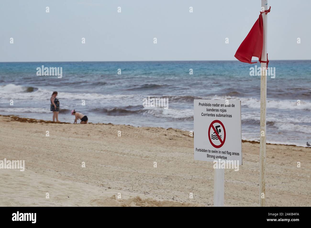 Un cartello senza nuoto su una spiaggia a Cancun, Messico Foto Stock