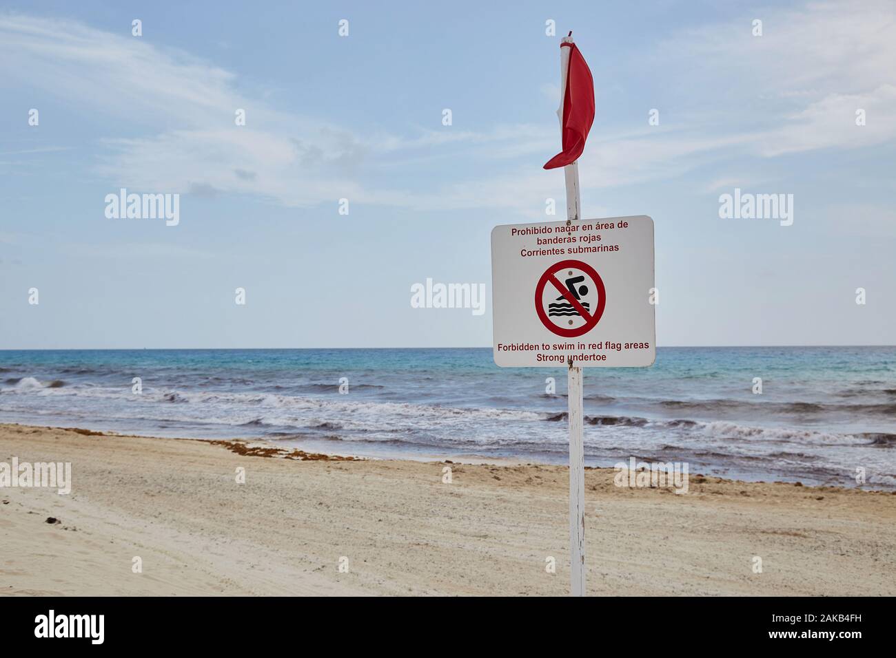 Un cartello senza nuoto su una spiaggia a Cancun, Messico Foto Stock