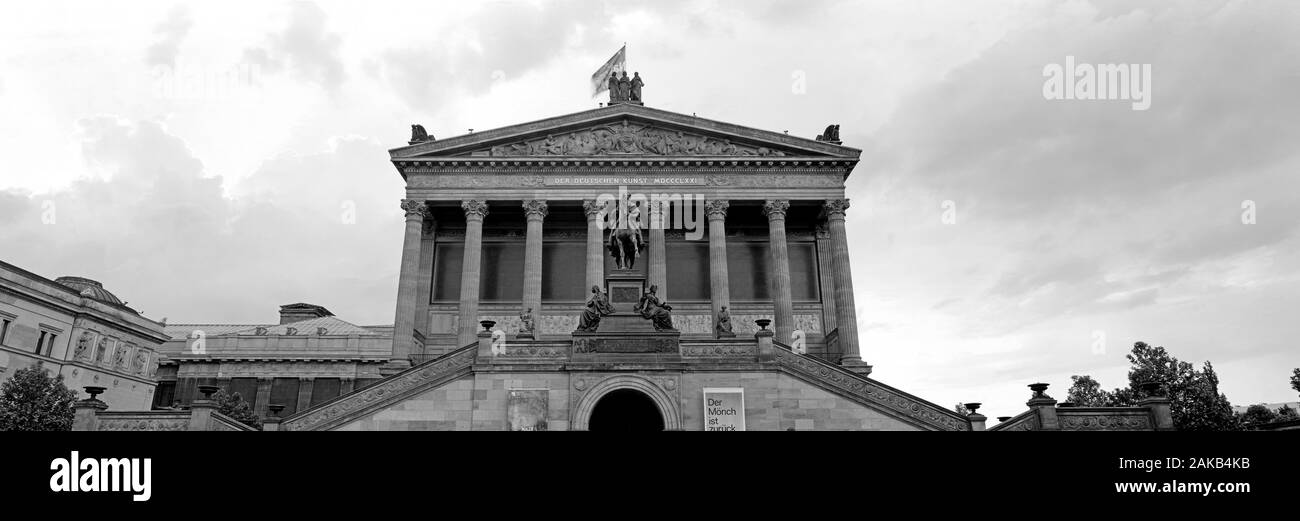 Il neo-classica facciata della vecchia galleria nazionale (Alte Nationalgalerie), Berlino, Germania Foto Stock