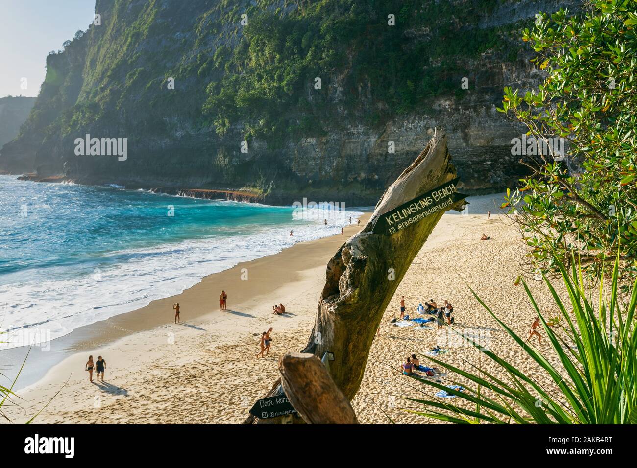 Kelingking Spiaggia di Nusa Penida isola di Bali in Indonesia. Foto Stock