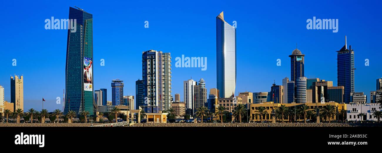 Skyline di Kuwait City con i moderni grattacieli, Kuwait Foto Stock