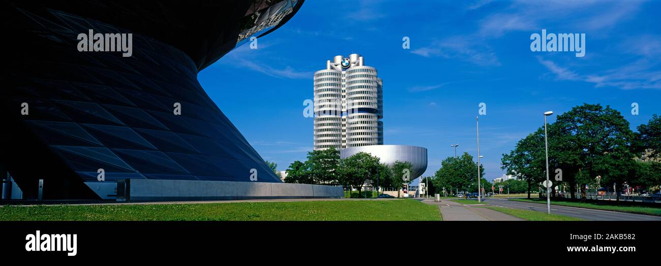 La sede centrale di BMW e BMW World, Monaco di Baviera, Germania Foto Stock