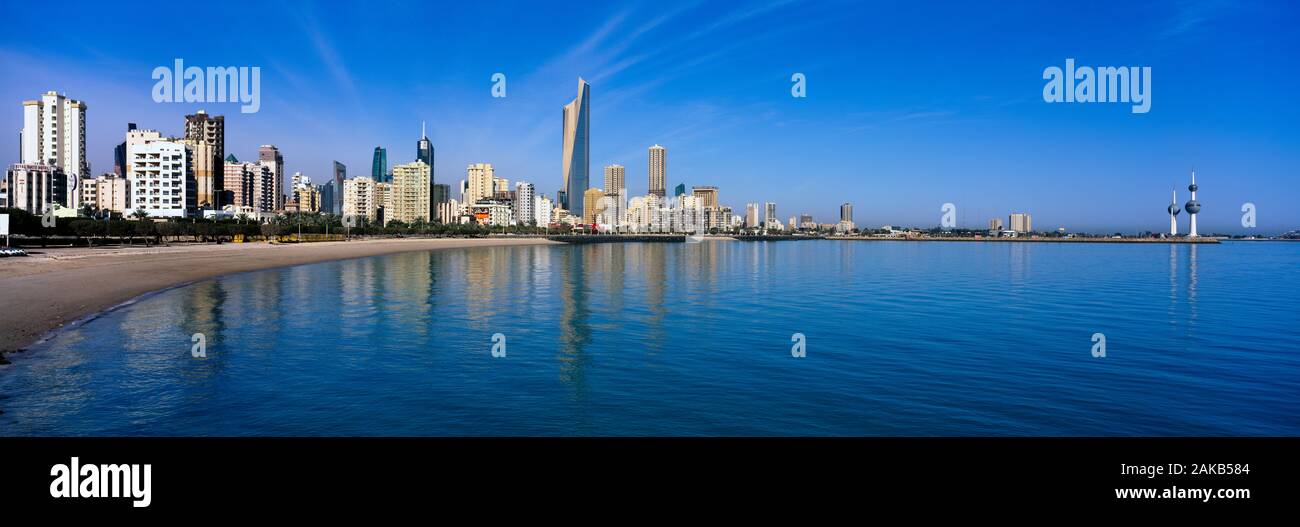 Paesaggio con spiaggia, Al Hamra Tower e Kuwait Towers, Kuwait City, Kuwait Foto Stock