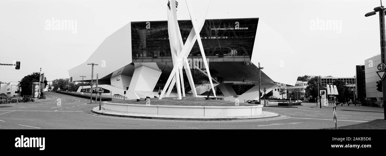 Visualizzazione bianco e nero della parte esterna della Porsche Museum di Stoccarda, Baden-Württemberg, Germania Foto Stock