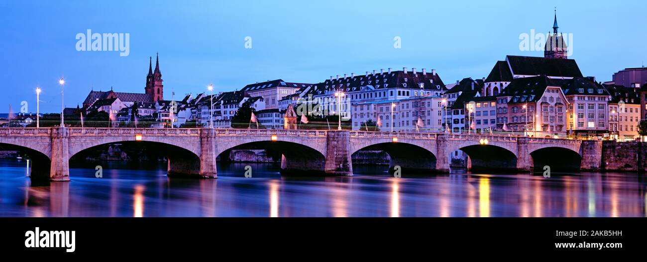 Mittlere Rheinbrucke (mezzo ponte) oltre il Fiume Reno e la città di Basilea al tramonto, Svizzera Foto Stock