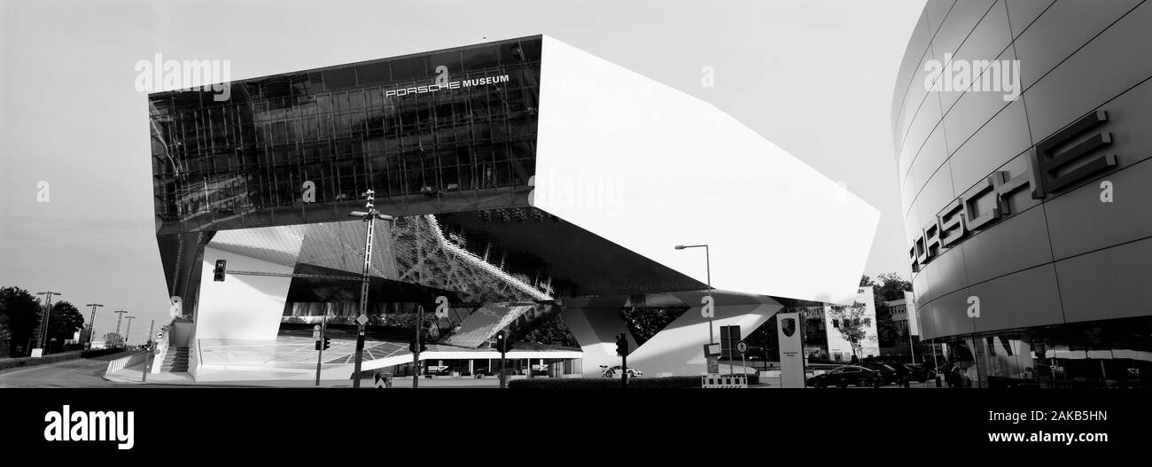 Visualizzazione bianco e nero della parte esterna della Porsche Museum di Stoccarda, Baden-Württemberg, Germania Foto Stock