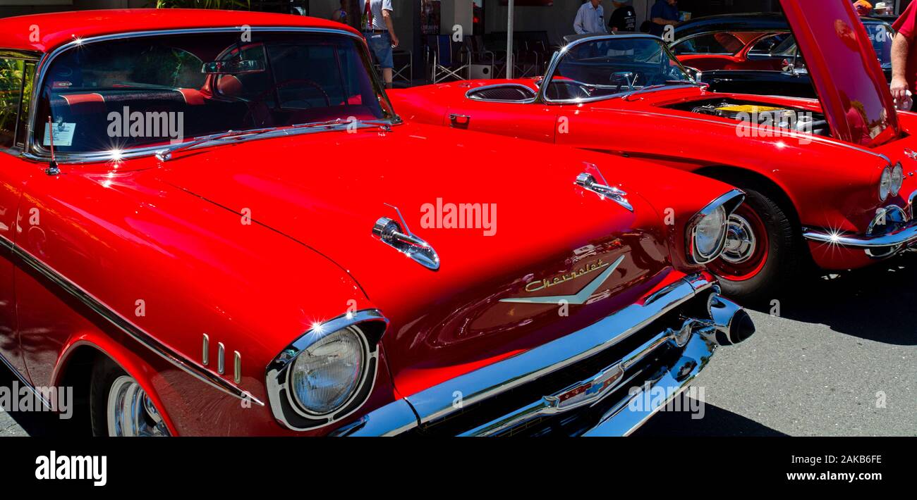 Anni Cinquanta rosso Coupe Chevrolet Corvette e di Custom Car Show a Pinole, CALIFORNIA, STATI UNITI D'AMERICA Foto Stock