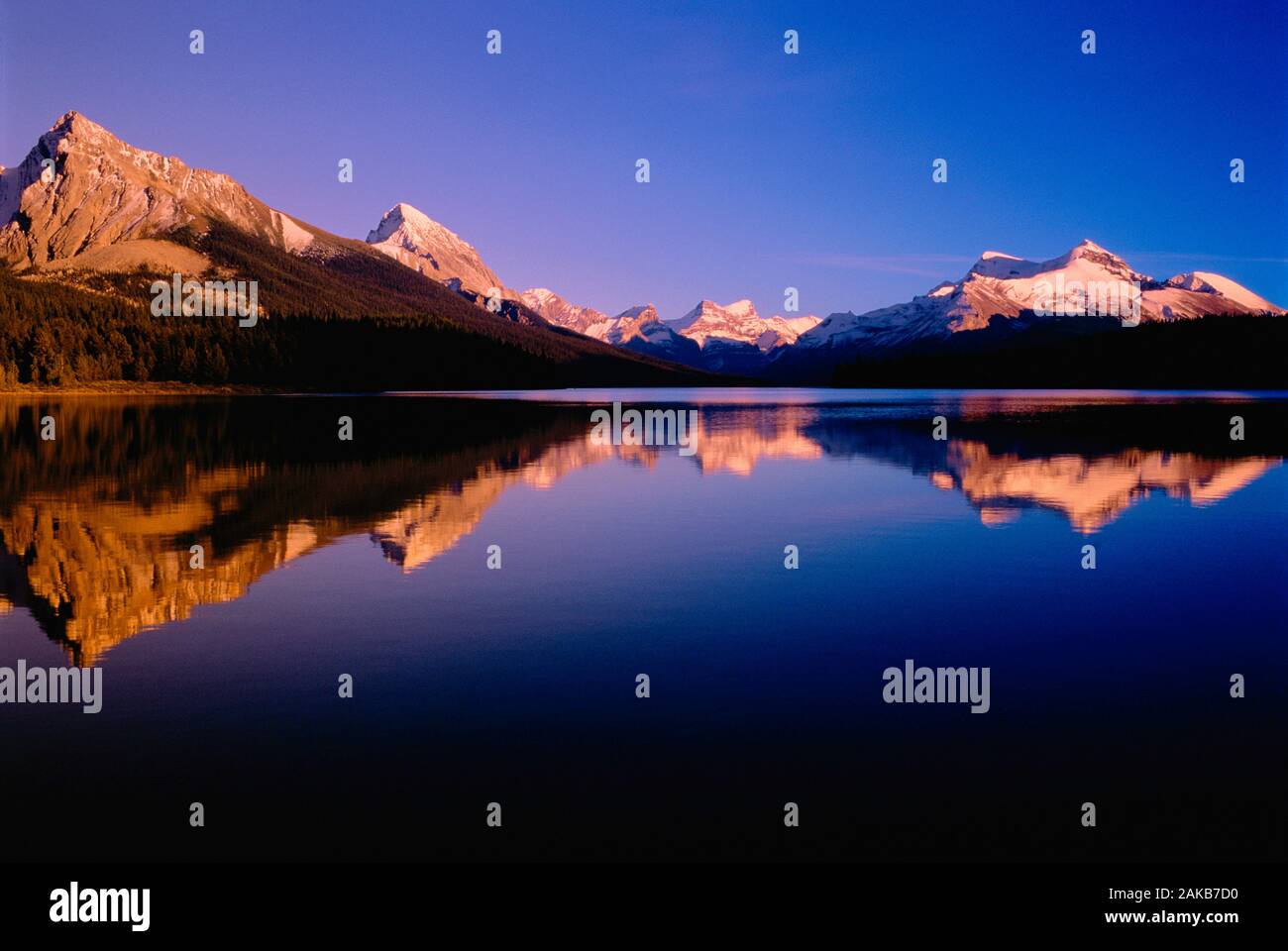 Paesaggio con il Lago Maligne e le montagne con riflessioni, il Parco Nazionale di Jasper, Alberta, Canada Foto Stock