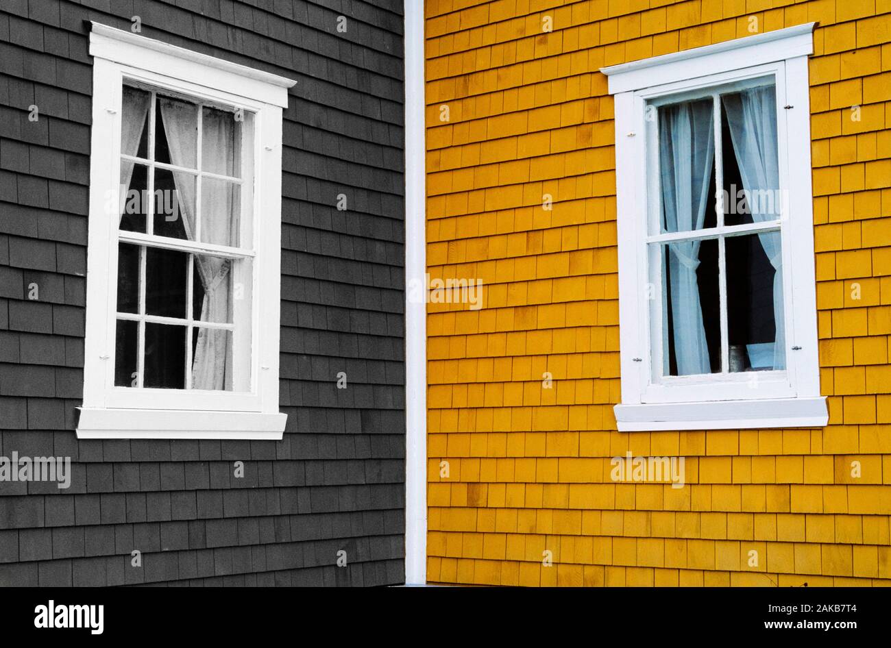 Windows in grigio e giallo muri di casa, Quebec, Canada Foto Stock