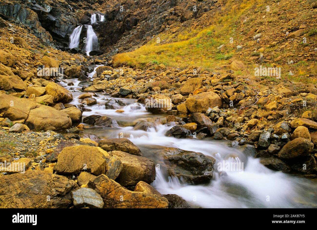 Paesaggio con flusso in valle, Parco Nazionale Gros Morne, Terranova, Canada Foto Stock