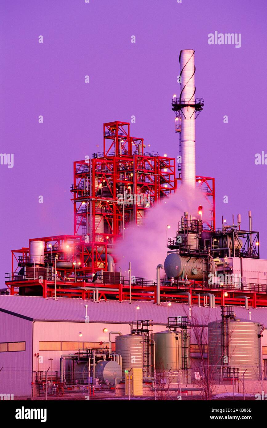 Raffineria di petrolio al tramonto, Edmonton, Alberta, Canada Foto Stock