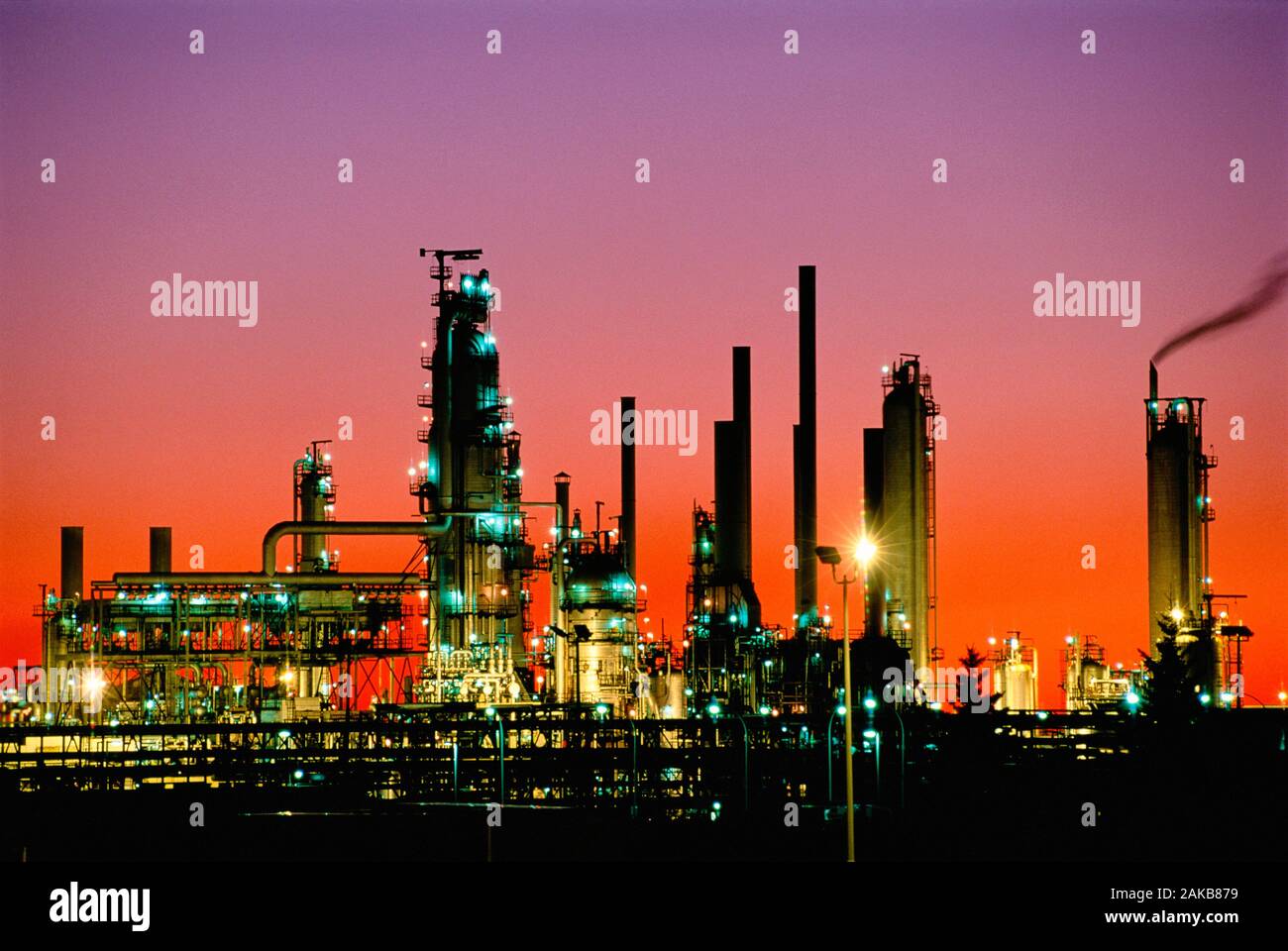 Raffineria di petrolio al tramonto, Edmonton, Alberta, Canada Foto Stock