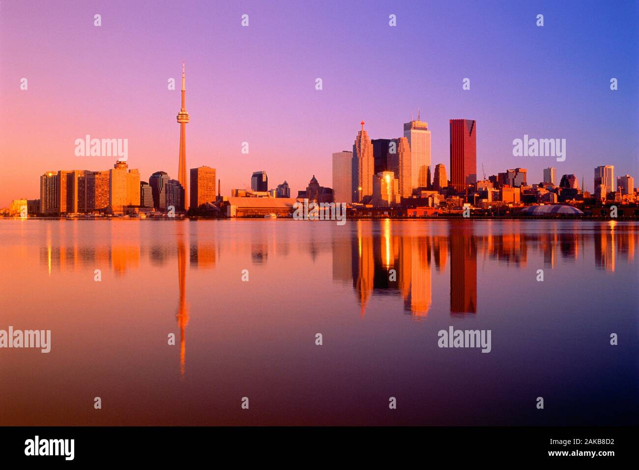 Paesaggio con grattacieli sul lungomare presso sunrise, Toronto, Ontario, Canada Foto Stock