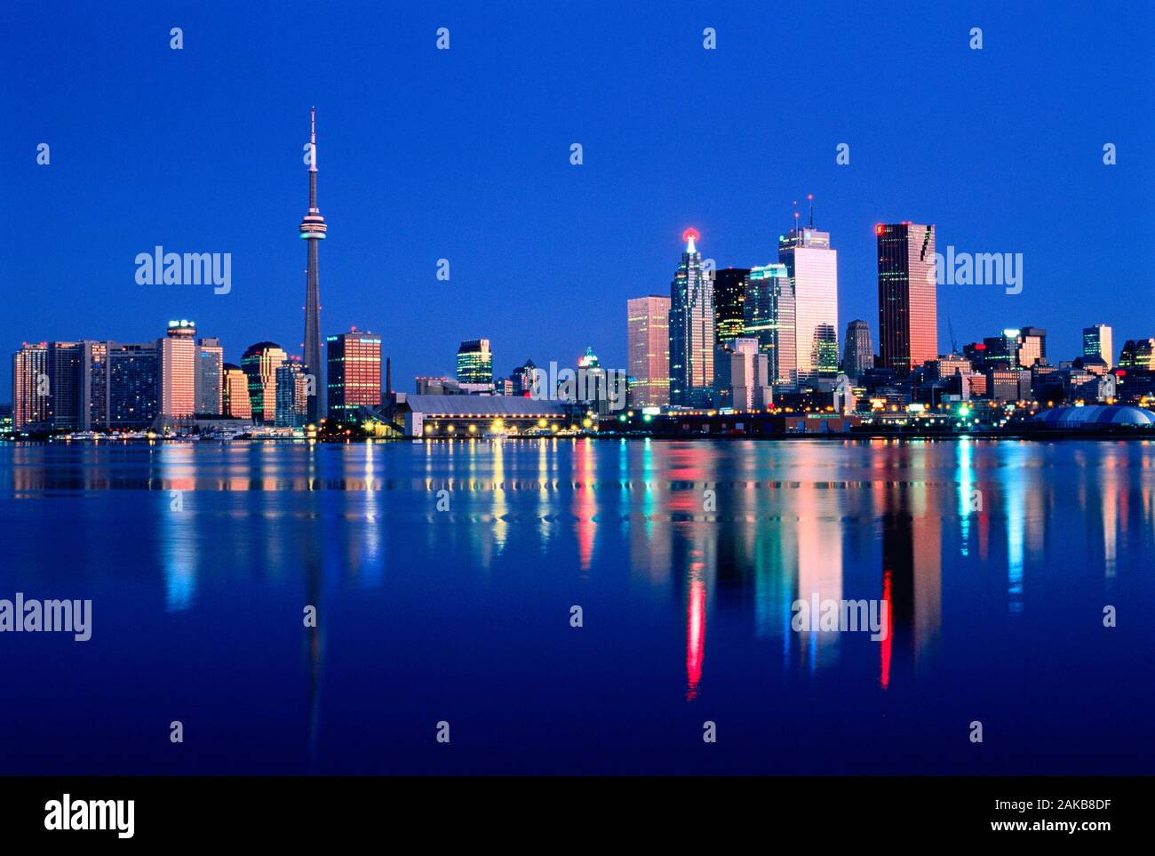 Paesaggio con grattacieli sul lungomare di notte, Toronto, Ontario, Canada Foto Stock