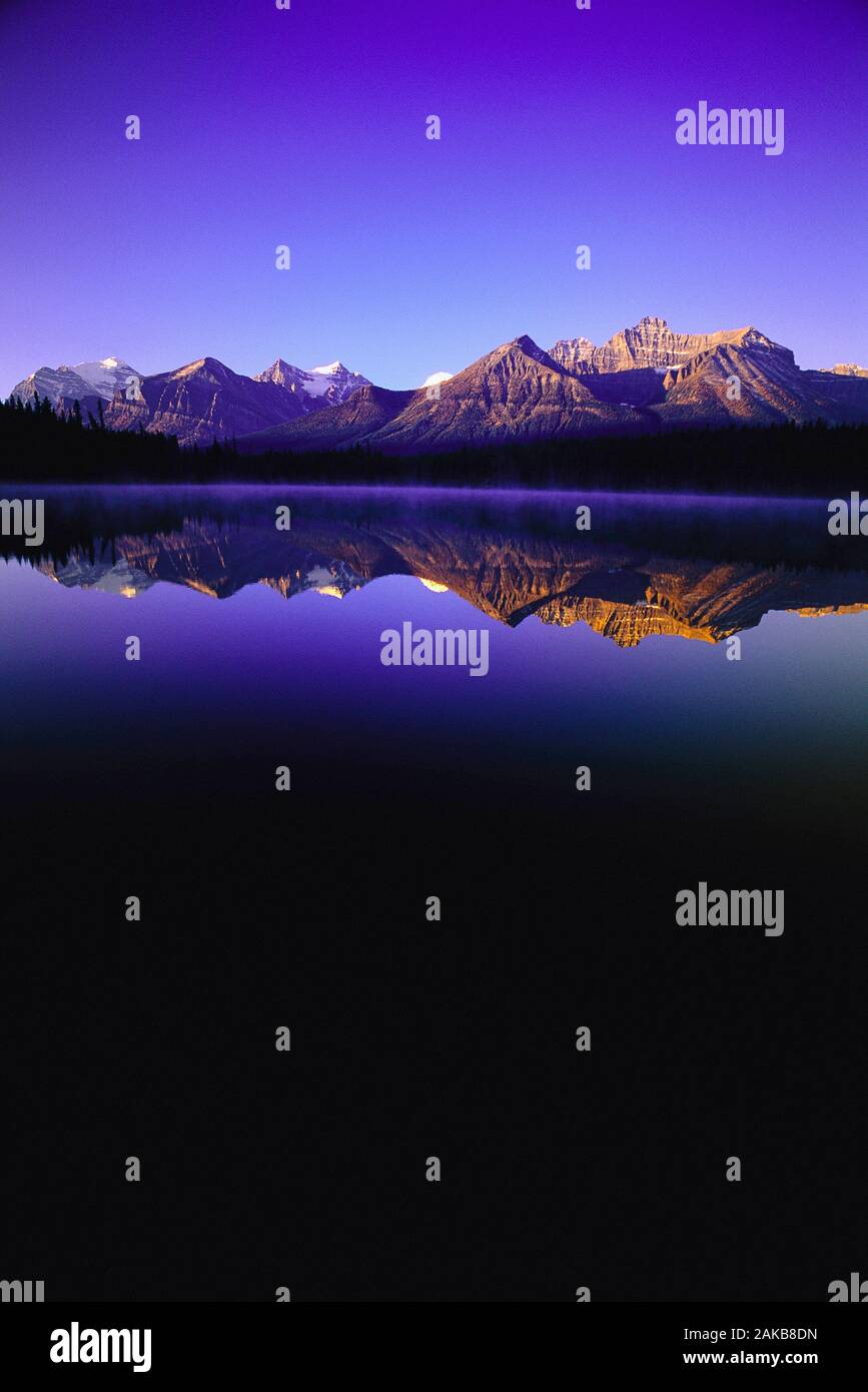 Paesaggio con Herbert Lago e Canadian Rocky Mountains, il Parco Nazionale di Banff, Alberta, Canada Foto Stock