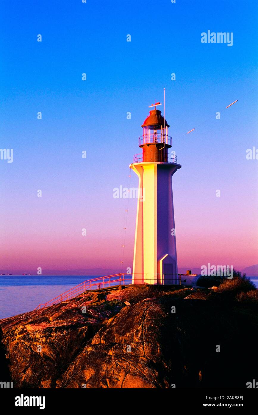 Faro sulla spiaggia al tramonto, Lighthouse Park, Vancouver, British Columbia, Canada Foto Stock