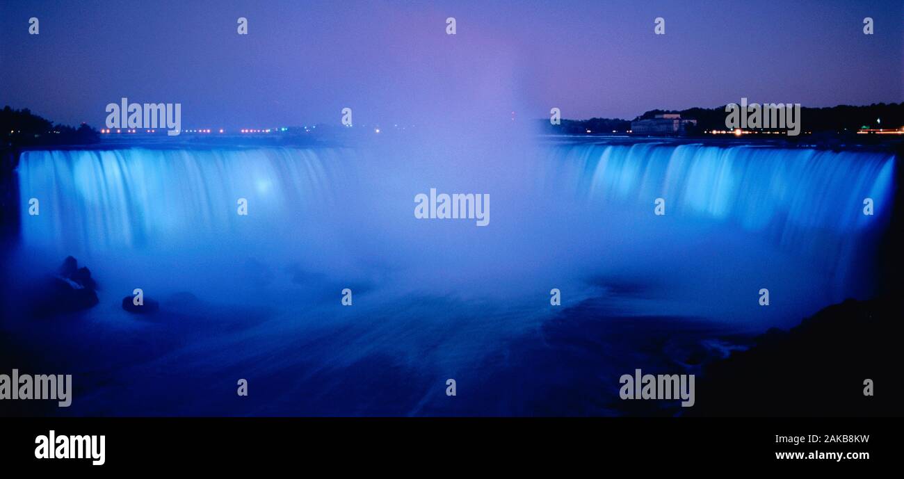 Paesaggio con vista delle cascate del Niagara di notte, Ontario, Canada Foto Stock