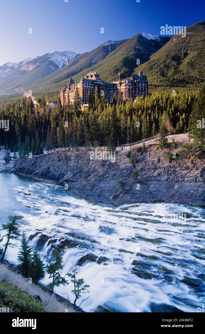 Paesaggio con Banff Springs Hotel dietro la Foresta, Parco Nazionale di Banff, Alberta, Canada Foto Stock