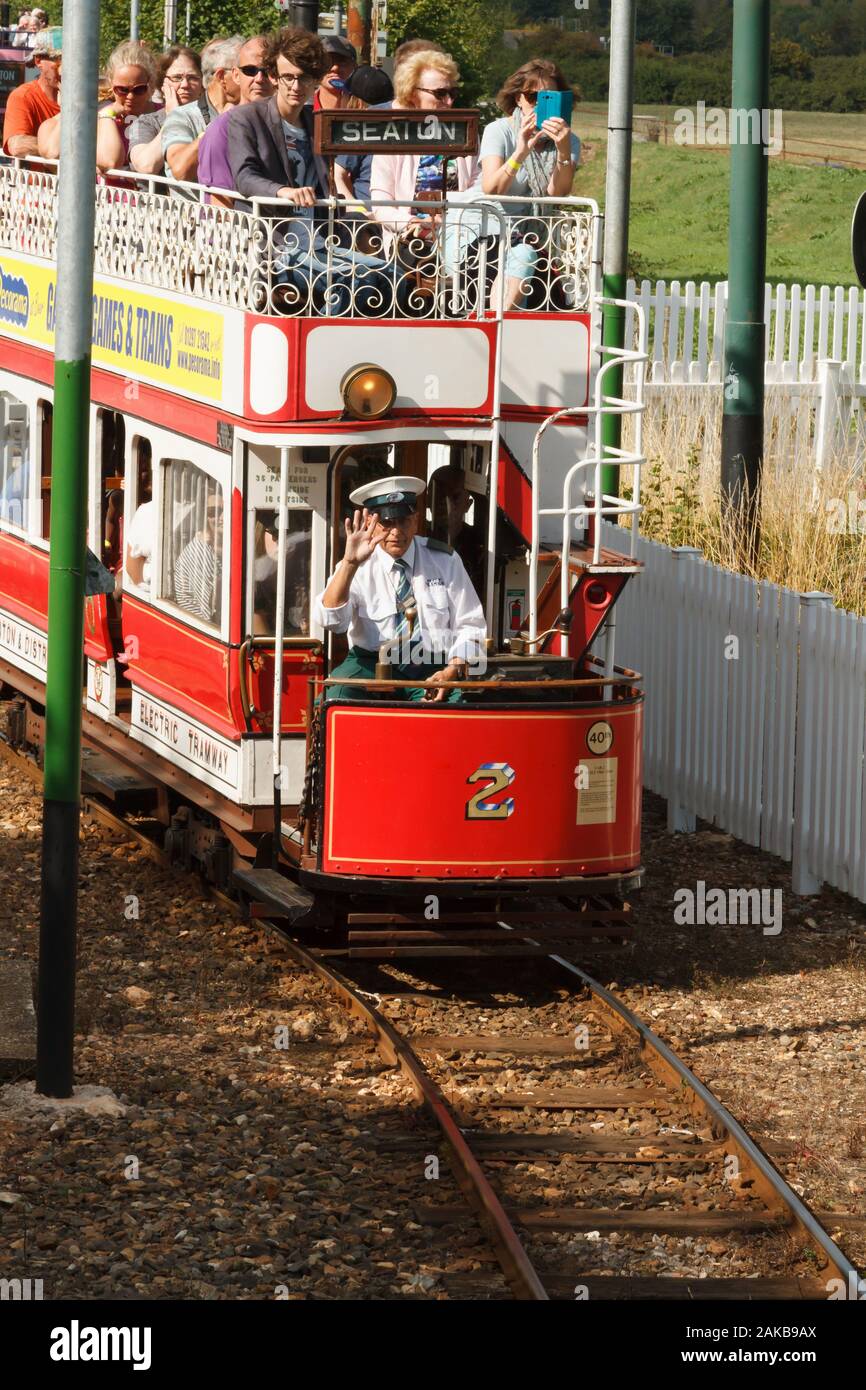 Storico open top tram elettrico tenendo i passeggeri a Colyford villaggio nella valle di Ax Dorset Foto Stock