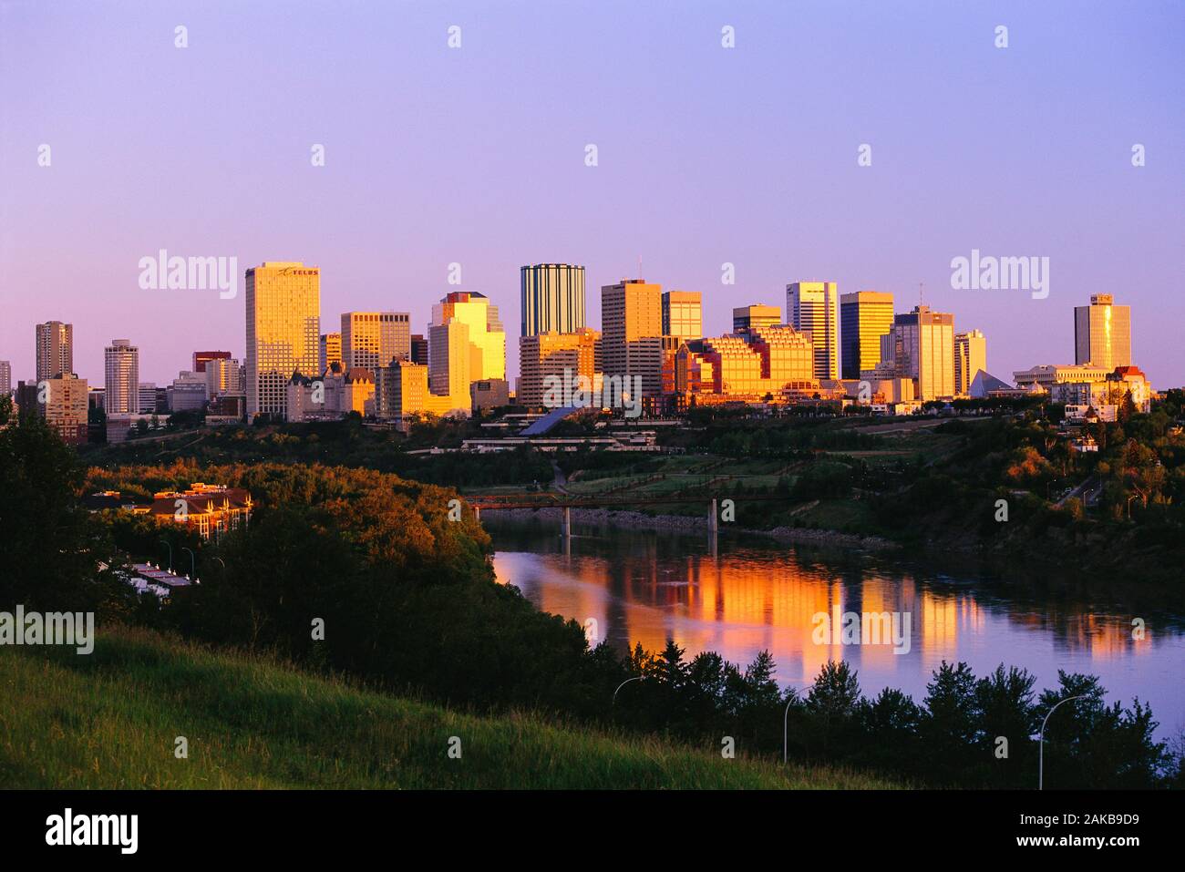 Skyline della città di Edmonton e il fiume visto dal parco, Alberta, Canada Foto Stock