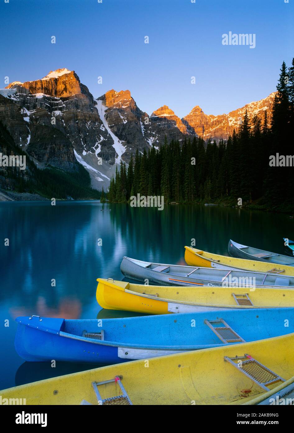 Canoe di riva del Lago Moraine, il Parco Nazionale di Banff, Alberta, Canada Foto Stock