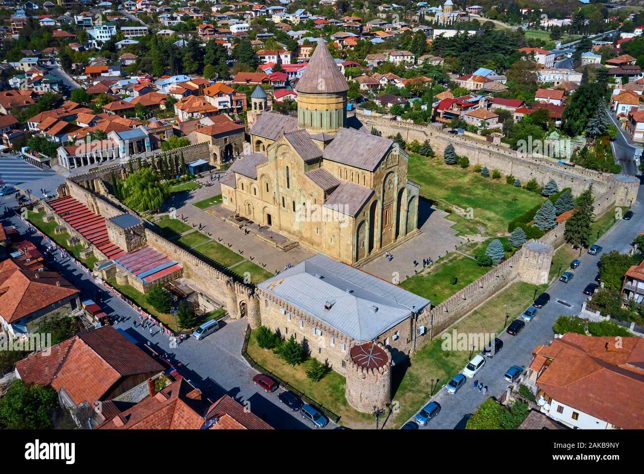 Georgia e Caucaso, regione Mtskheta-Mtianeti, Mtskheta, Svétiskhvéli cattedrale, vista aerea Foto Stock