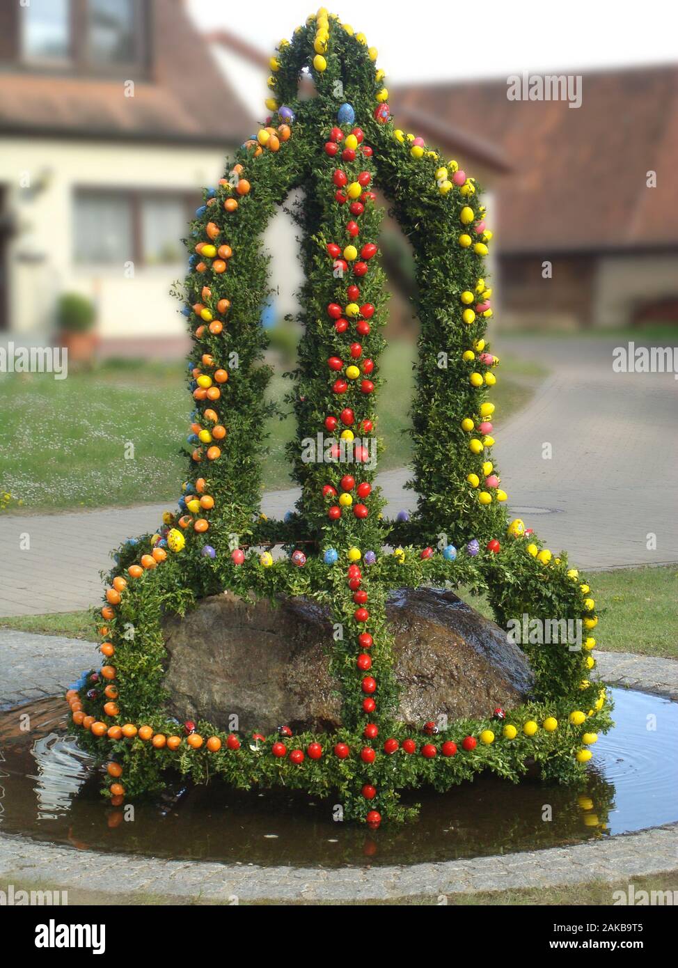 Bavarese di uovo di pasqua fontana decorata con dipinti di uova di Pasqua Foto Stock
