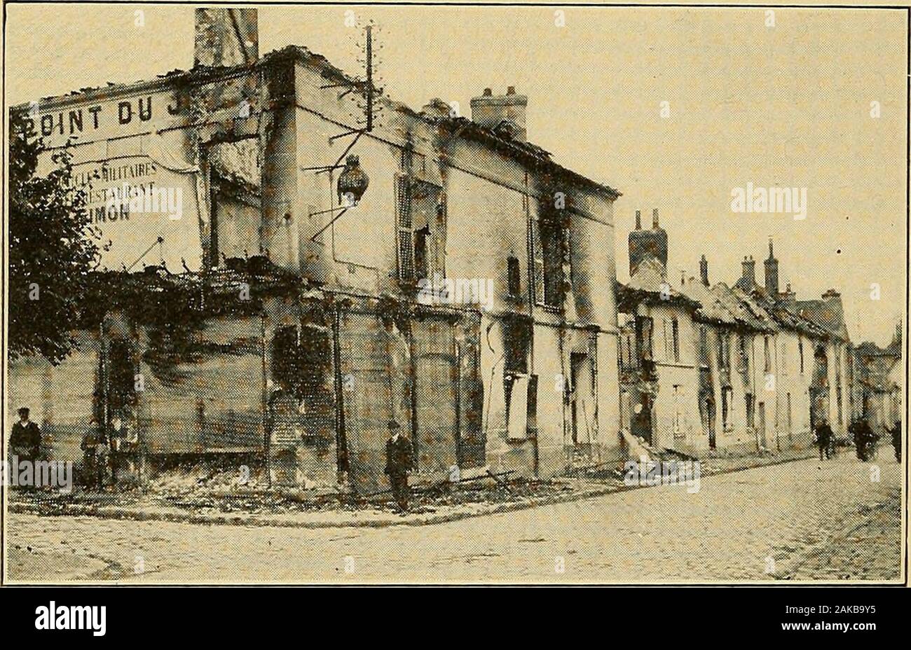 Strada scorci della grande guerra . f della Grande Guerra sul in silenzio. Per un miglio lungo abbiamo rodethrough questa diserzione pompeiani senza seeinga singola anima. Abbiamo girato un angolo - una massa di colore rosso, svasato moltenflame fino al cielo in assoluta solitudine, nessuno circa, nessun segno di vita, nessun tentativo di fermare thedevastation. A sinistra lo scheletro della stazione therailroad laici e carbonizzati annerita. Versogli destra l'Hotel du Nord e tutta la Ruede la Republique balzava via in fiamme in unli-censed fury. Ho shuddered come abbiamo iniziato la strada.fiamme sparato fuori a noi da entrambi i lati. Hotwalls, tutti pronti per la mollica Foto Stock