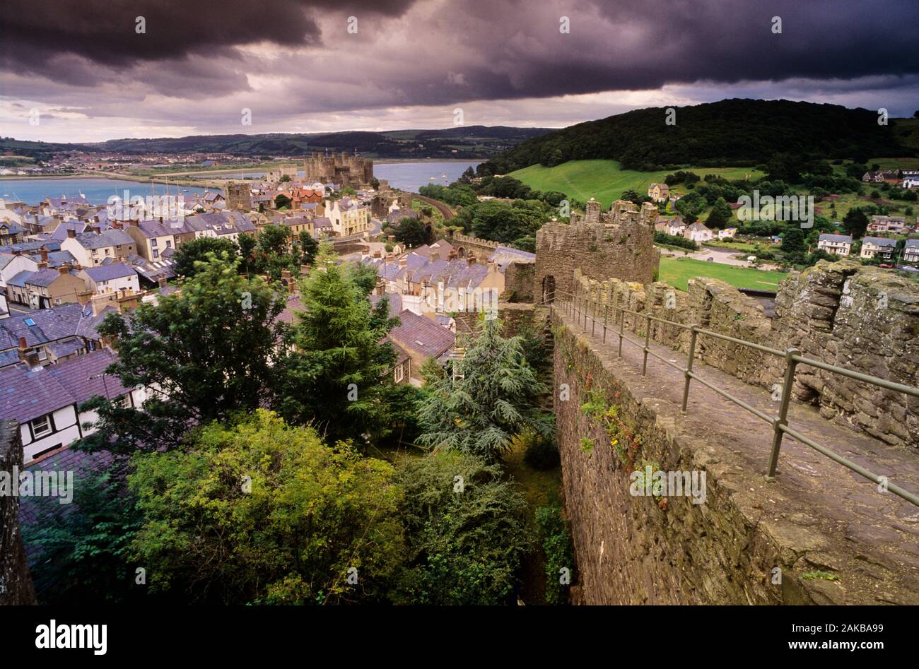 Vista di nuvole temporalesche sopra la città, Conwy, Wales, Regno Unito Foto Stock