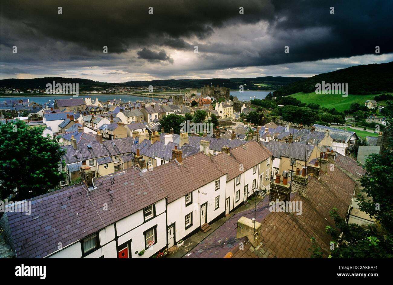 Vista di nuvole temporalesche sopra la città, Conwy, Wales, Regno Unito Foto Stock