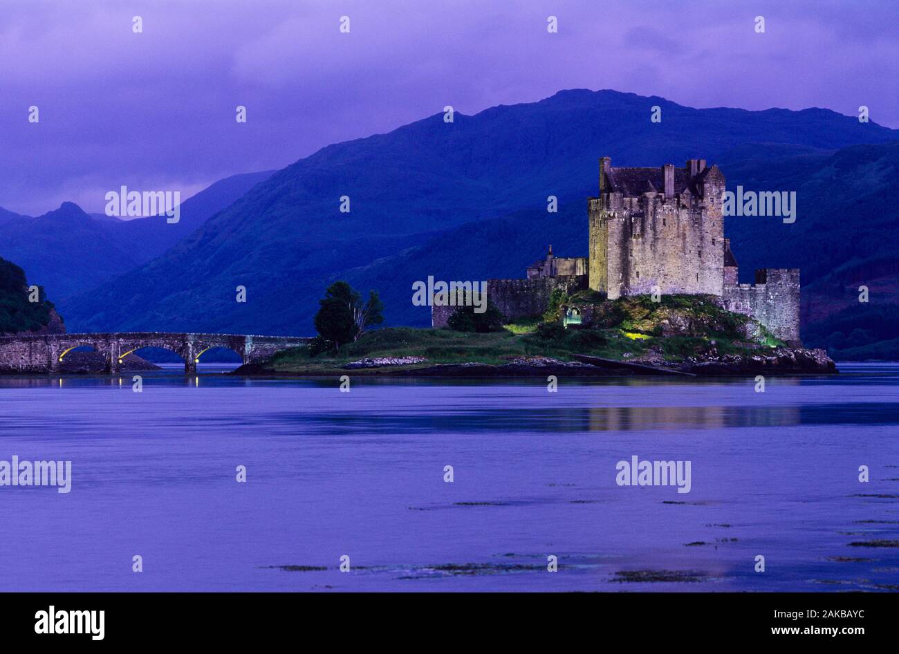 Eilean Donan Castle sull isola nel lago e il ponte al tramonto, Highlands, Scotland, Regno Unito Foto Stock