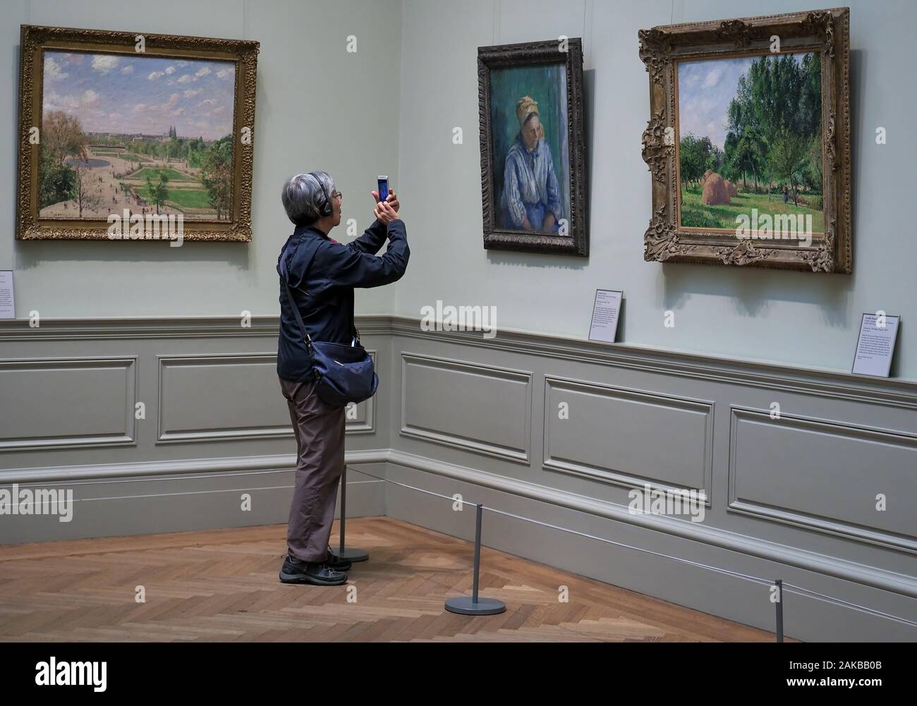 New York City, NY USA. Lug 2017. Visitatori all'interno del Metropolitan Museum of Art godendo la grafica e le altre forme di rilassamento. Foto Stock