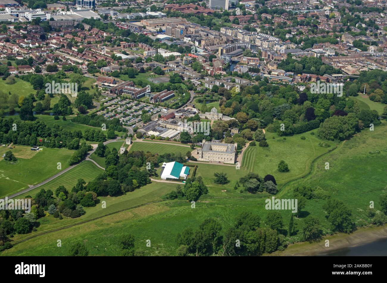 Vista aerea della storica Syon House e Parco a Brentford, West London su una soleggiata giornata estiva. Foto Stock