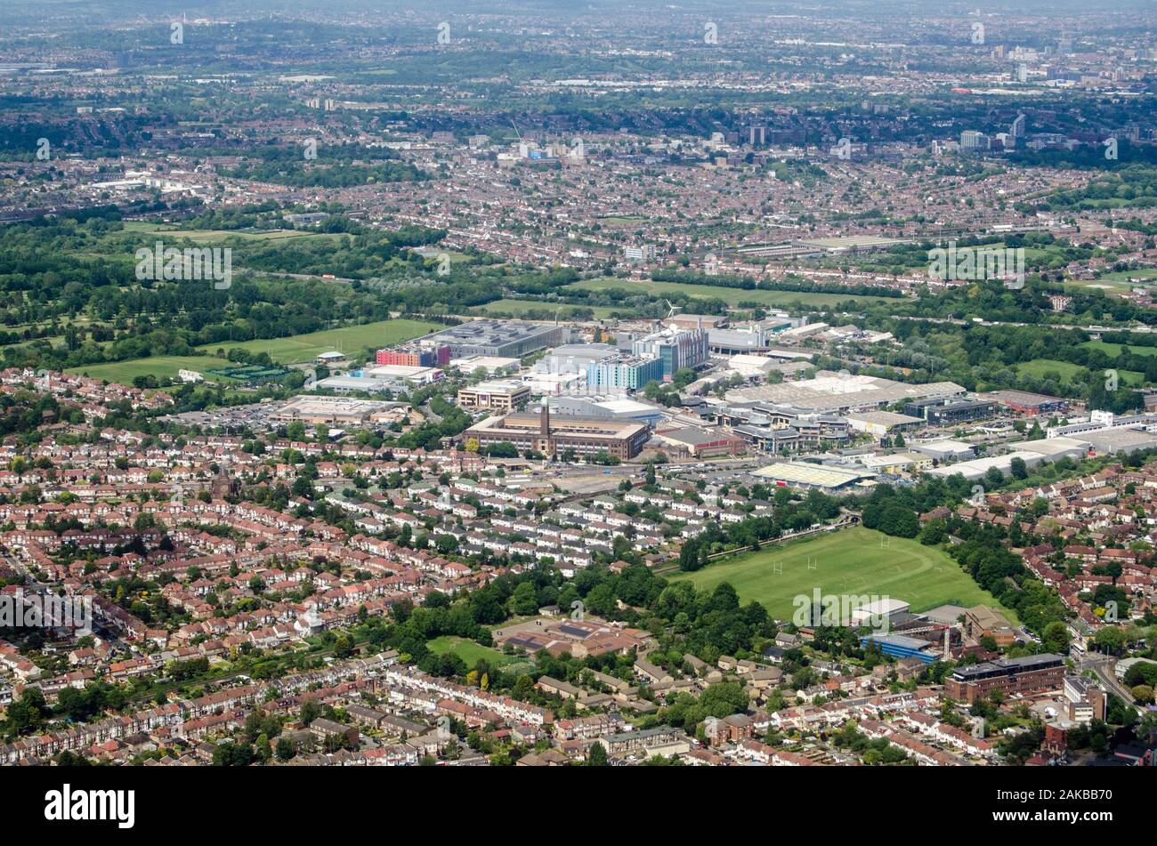 Vista aerea attraverso Brentford e Osterley con il Cielo Nuovo e gli studi televisivi in mezzo con l'art deco storico edificio Gillette overlooki Foto Stock