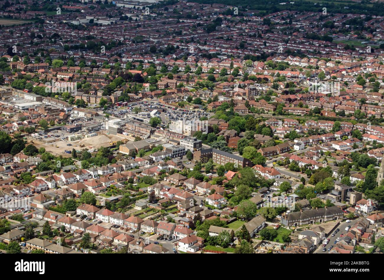 Vista aerea di Hounslow West a Londra su una soleggiata vista d'estate. La linea della metro di Piccadilly in direzione stazione di Hounslow West è al centro dell'immagine. Foto Stock