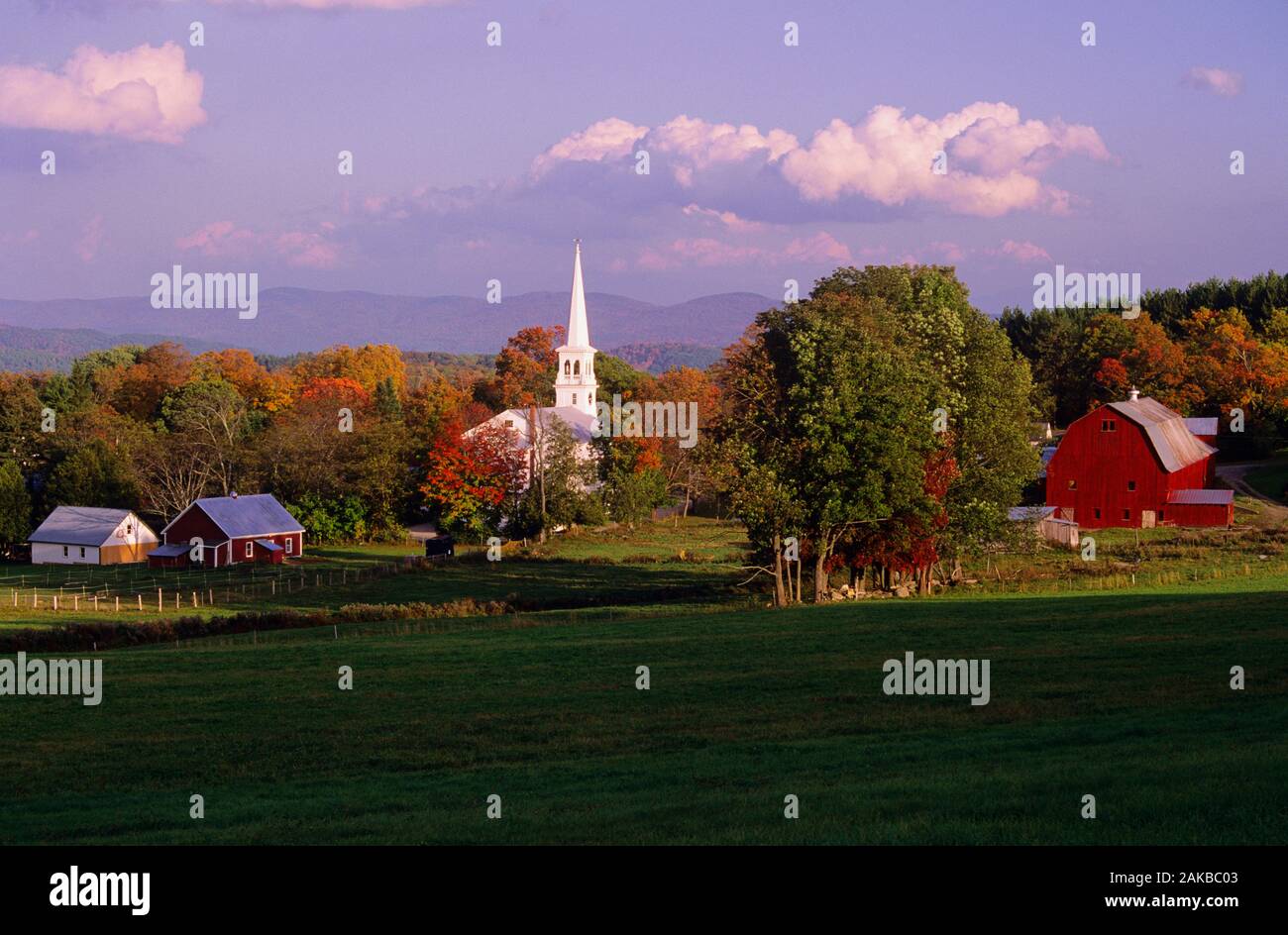 Townscape di Peacham con chiesa, fattoria e fienile, Vermont, USA Foto Stock