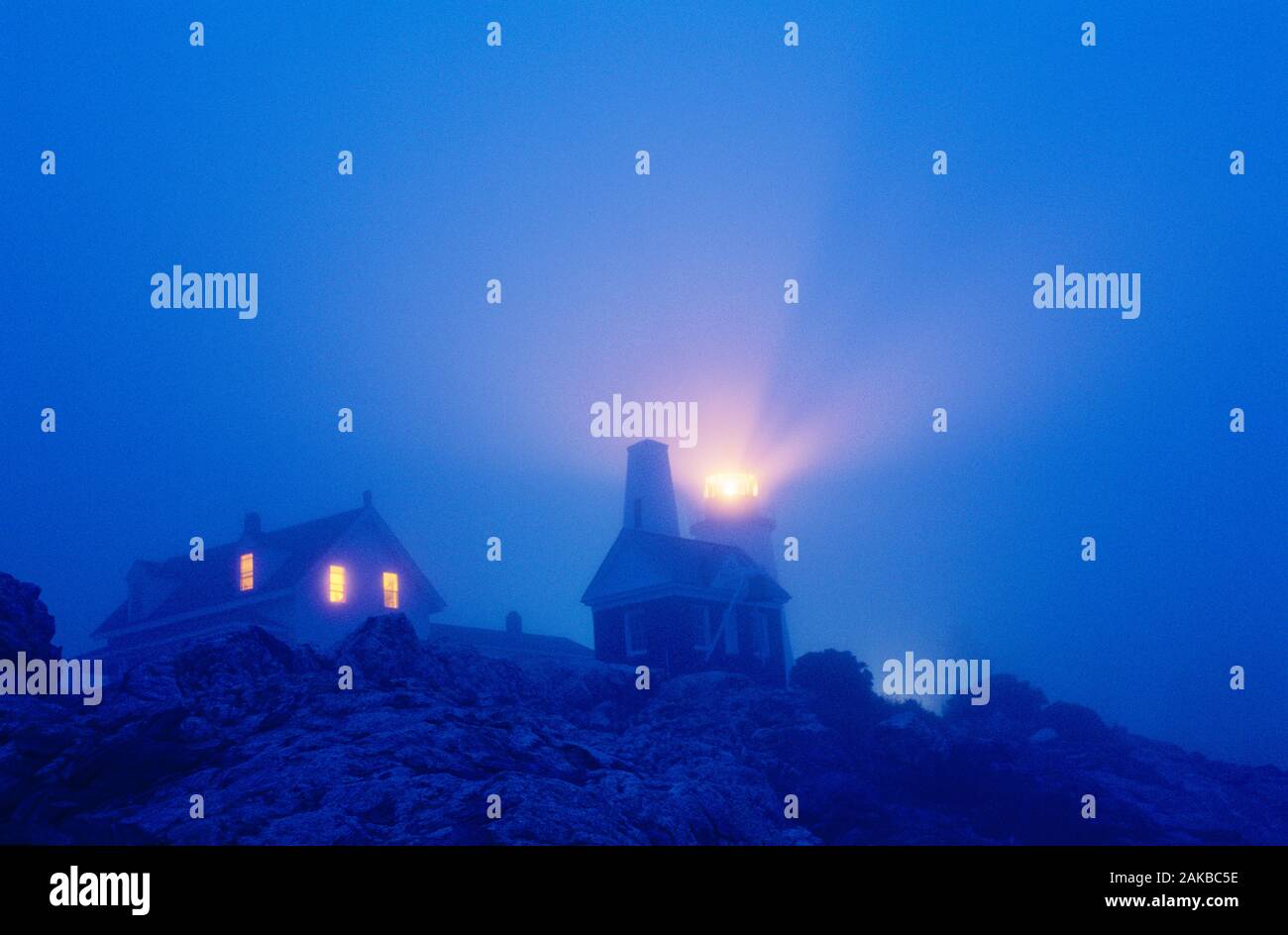 Pemaquid Point Lighthouse nella nebbia di notte, Bristol, Maine, Stati Uniti d'America Foto Stock