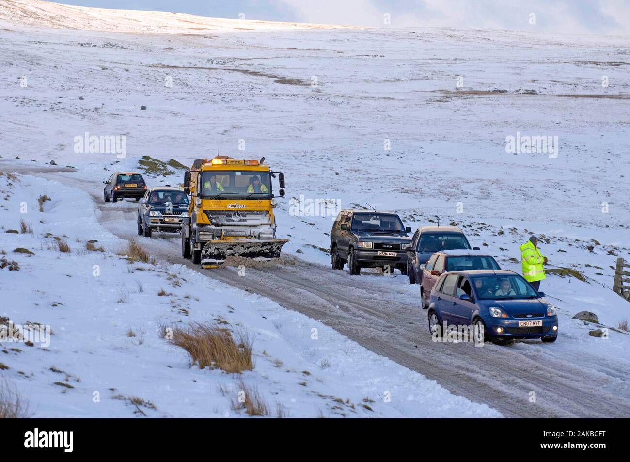 Uno spartineve la rimozione di neve e spandimento graniglia sul Brecon mountain road vicino Brynamman nel Parco Nazionale di Brecon Beacons. Foto Stock