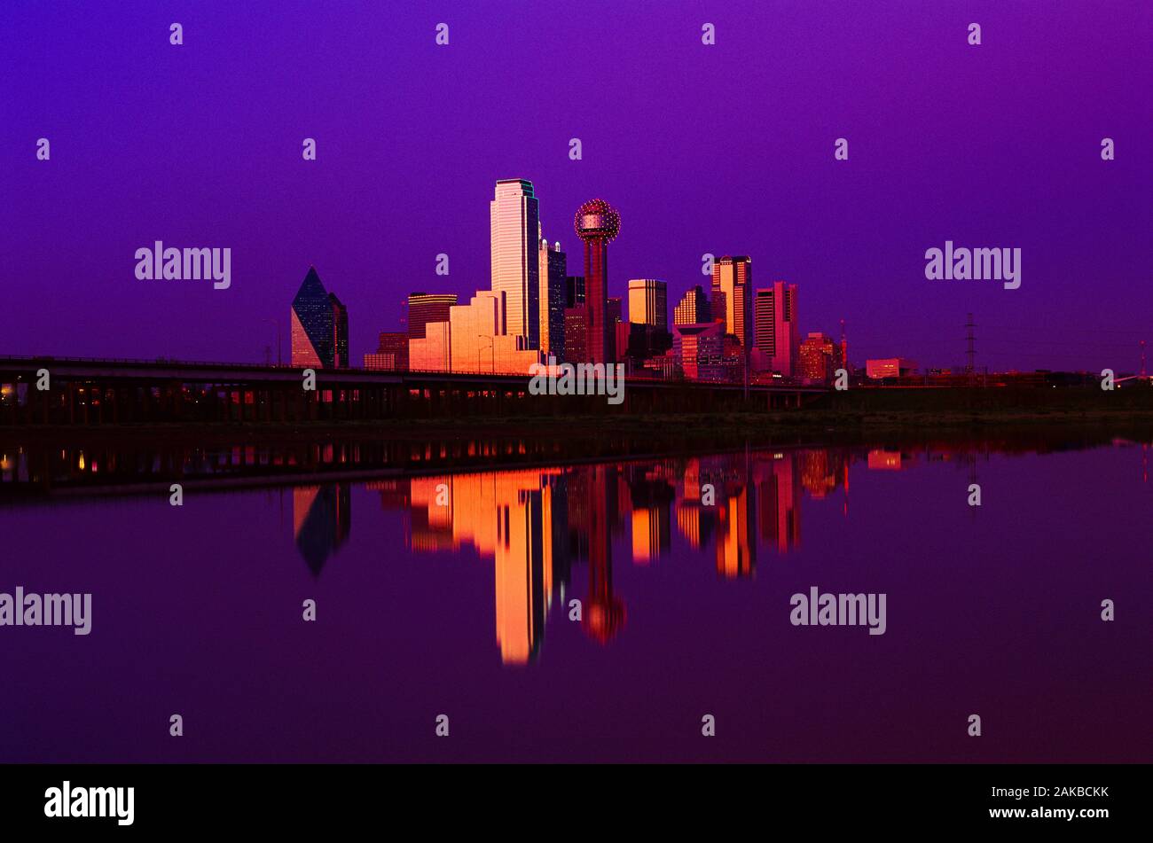 Vista dei grattacieli riflessa nell'acqua, Dallas, Texas, Stati Uniti d'America Foto Stock