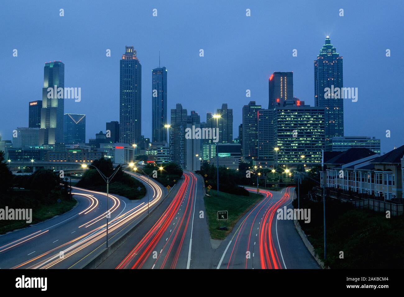 Vista della città illuminata, Atlanta, Georgia, Stati Uniti d'America Foto Stock