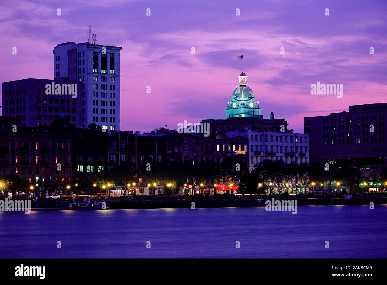 Vista della città illuminata a Savannah, Georgia, Stati Uniti d'America Foto Stock