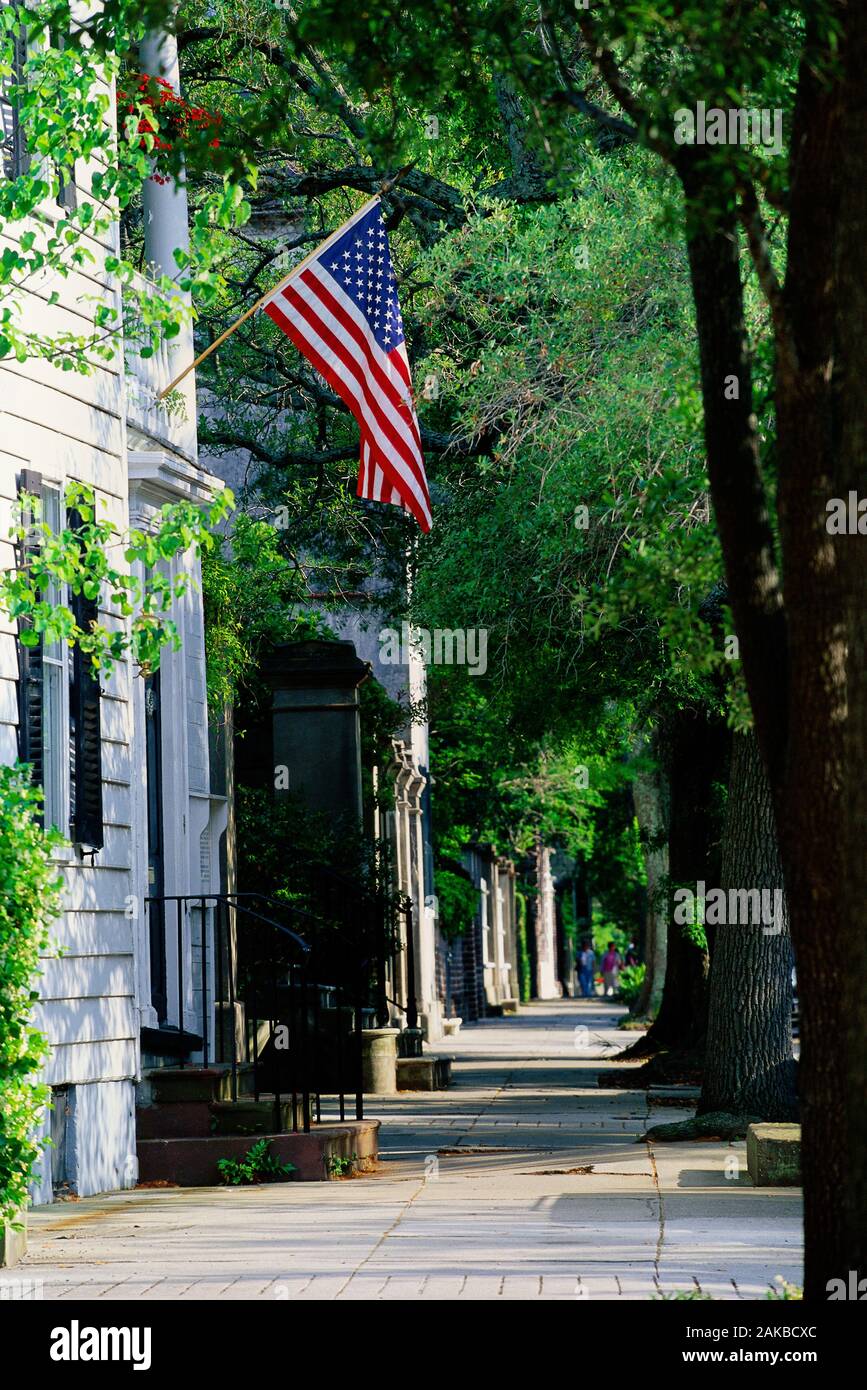 Vista del marciapiede e case, Charleston, Carolina del Sud, STATI UNITI D'AMERICA Foto Stock