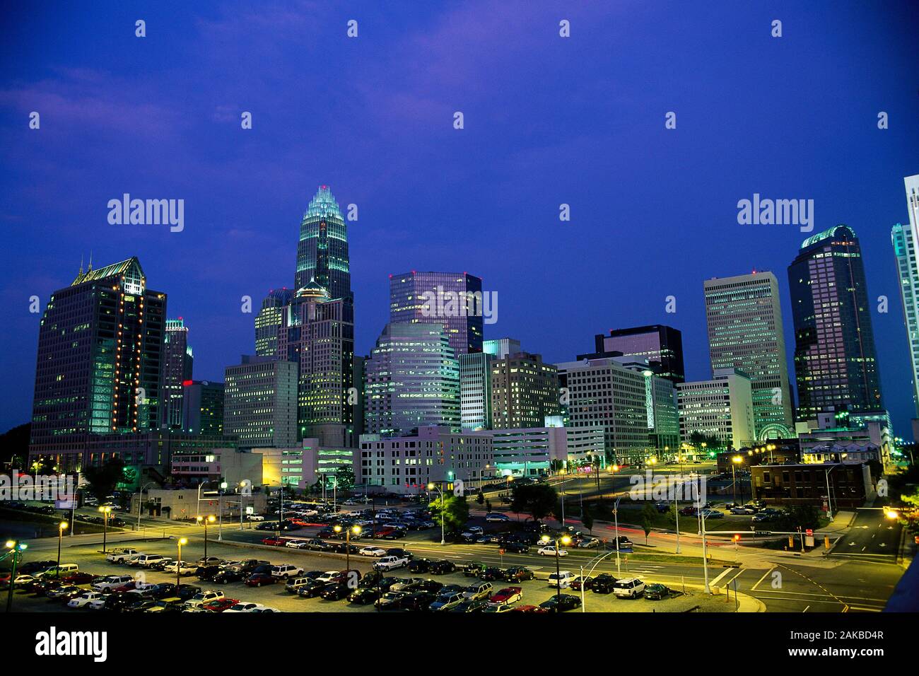 Vista della città illuminata, Charlotte, North Carolina, STATI UNITI D'AMERICA Foto Stock