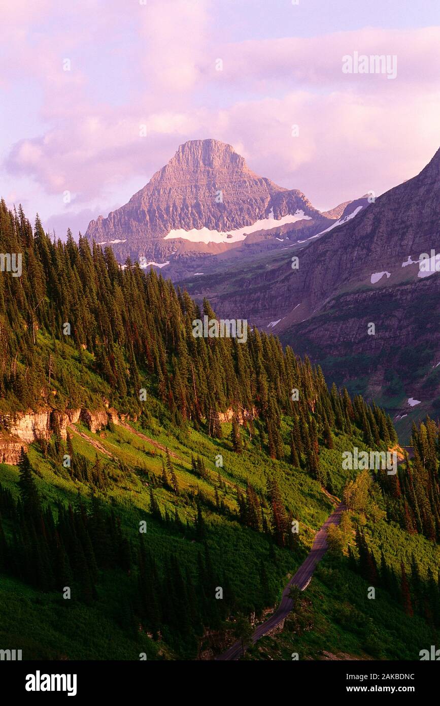 Paesaggio con picco di montagna e la strada sul versante della montagna, il Parco Nazionale di Glacier, Montana, USA Foto Stock