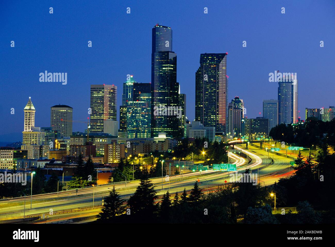 Paesaggio con grattacieli e skyline notturno, Seattle, Washington, Stati Uniti d'America Foto Stock