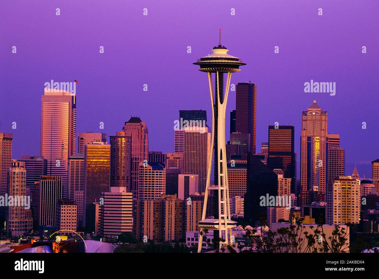 Lo Space Needle e il Seattle skyline al tramonto, Washington, Stati Uniti d'America Foto Stock