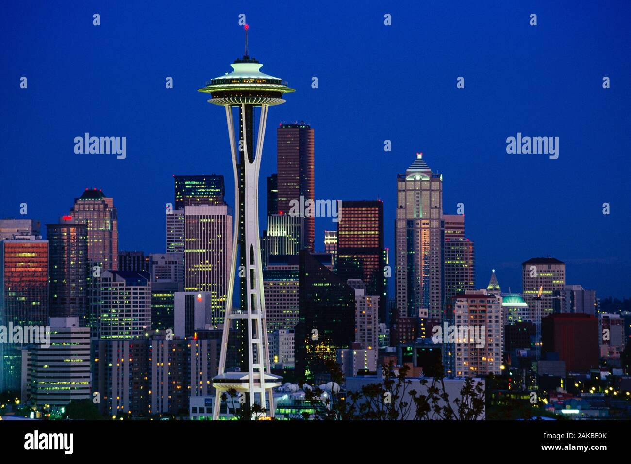 Lo Space Needle e il Seattle skyline notturno, Washington, Stati Uniti d'America Foto Stock