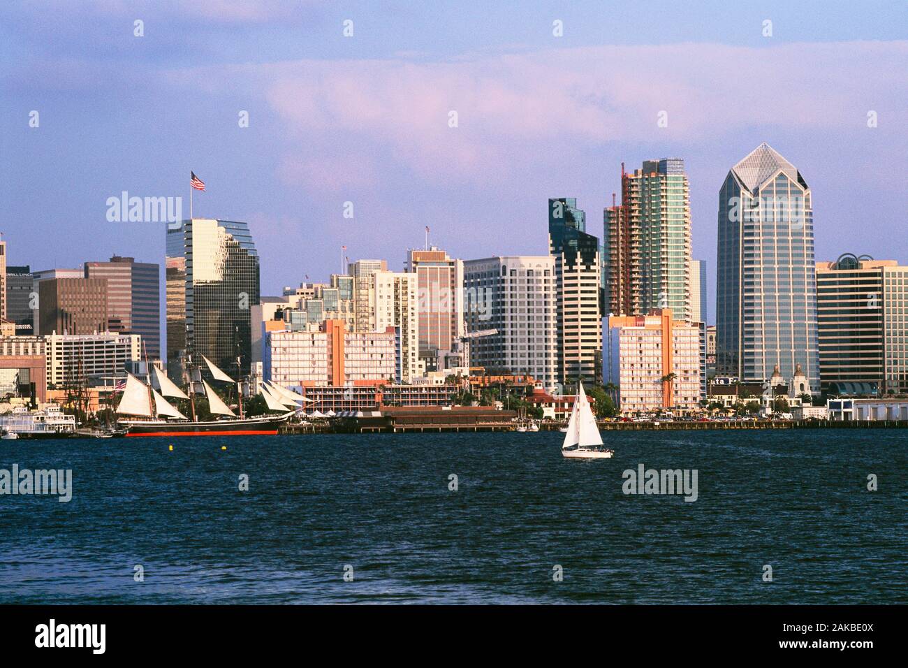 Skyline di San Diego e barche a vela in mare, CALIFORNIA, STATI UNITI D'AMERICA Foto Stock