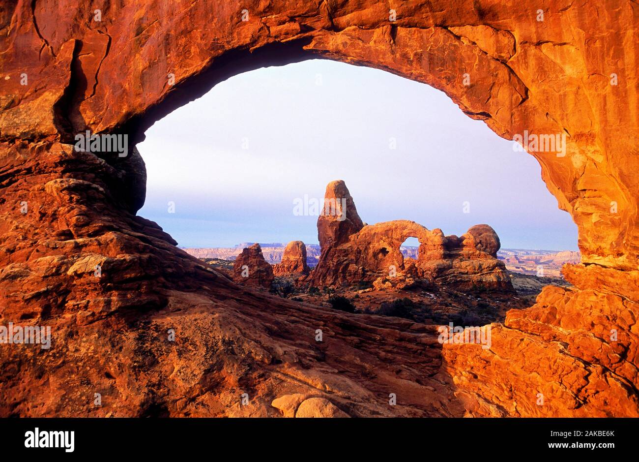 Vista di rocce con Arco Naturale, Parco Nazionale di Arches, Utah, Stati Uniti d'America Foto Stock